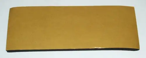 Thermische Isolation in Form eines langen, braunen Streifens mit einer dunklen Unterseite, geeignet für DAIKIN Produkte.